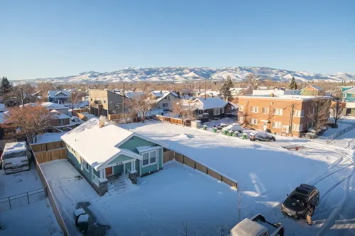 The Biggest Little House in Reno Midtown! Cozy Home Theatre  & Backyard BBQ - Bungalows