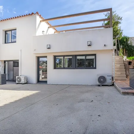 A 10 mn walk from the beach with view on the cap canaille house of 100 m2