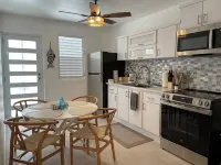Palms Villa - Newly renovated condo by the beach! ルキリョのホテル