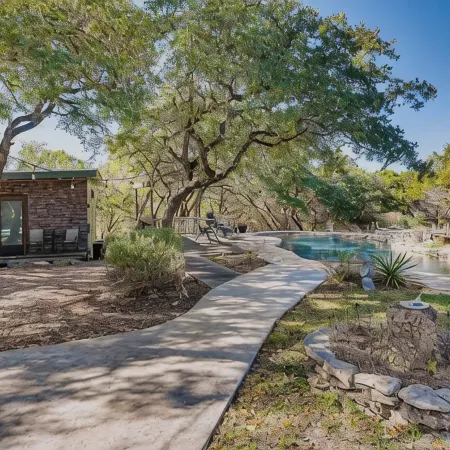 Cozy Modern Cabin wt Pool, Hot Tub, Fire pit and Goats, Alpacas, Chickens & Emus