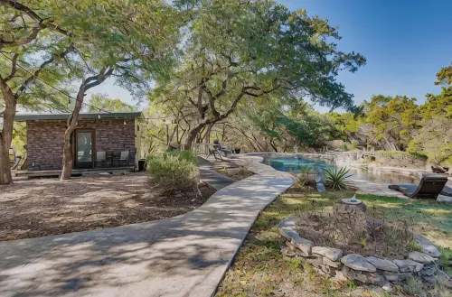 Cozy Modern Cabin wt Pool, Hot Tub, Fire pit and Goats, Alpacas, Chickens & Emus