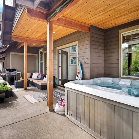 Family-Friendly Suncadia Home w/ Hot Tub