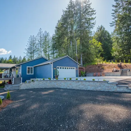 Luxury Home Retreat-Sweeping Views + Large Hot Tub