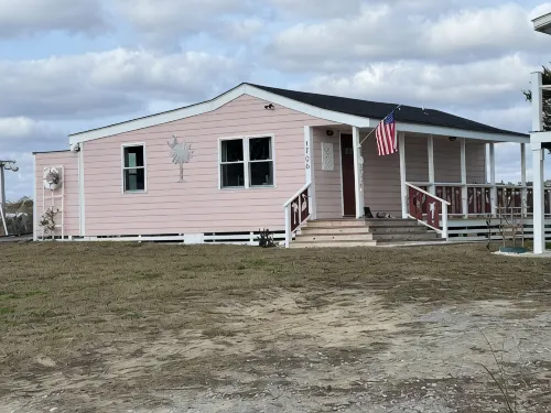 The Pink cottage on West Beach, water front , short walk to beach - 4-Star
