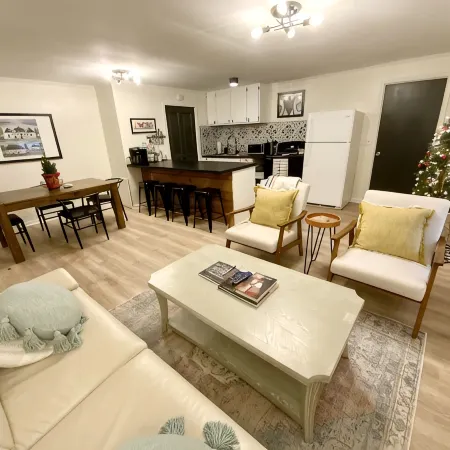 "Clementine at The 403" Historic District Apartment Walkable to Downtown