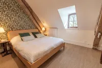Beautiful 1900 Demeure with swimming pool and enclosed garden, in a charming village - บูติค