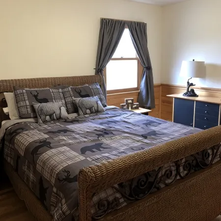 Hideaway in the Great North Woods - direct access to snowmobile trails Hotels in Errol