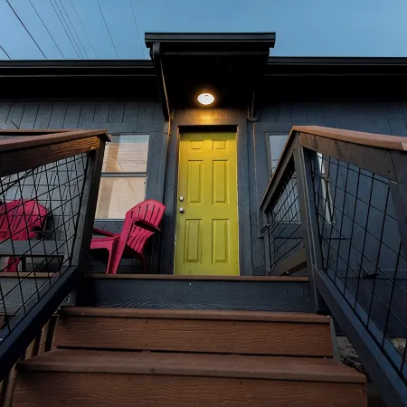 Modern & Private-Outdoor Theatre, A/C, King Bed