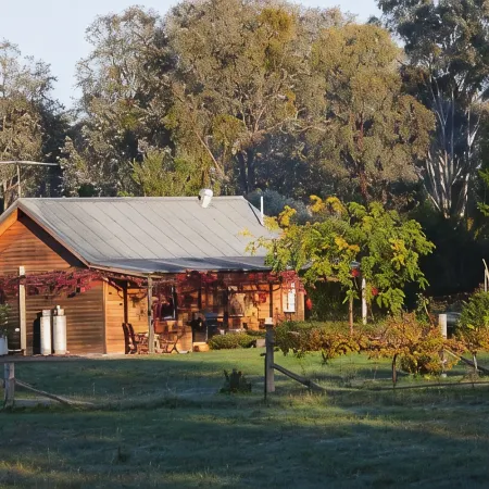 Relax in a beautiful private peaceful setting 5 minute drive from Beechworth