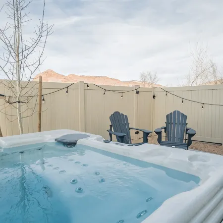Modern/Luxury Townhouse- HOT TUB - Sleep up to 8!
