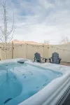 Modern/Luxury Townhouse- HOT TUB - Sleep up to 8! - balcony
