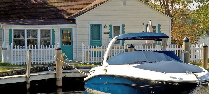 Squaw Lakefront Cottage minutes from Bank of NH Pavilion Hotels in Gilford