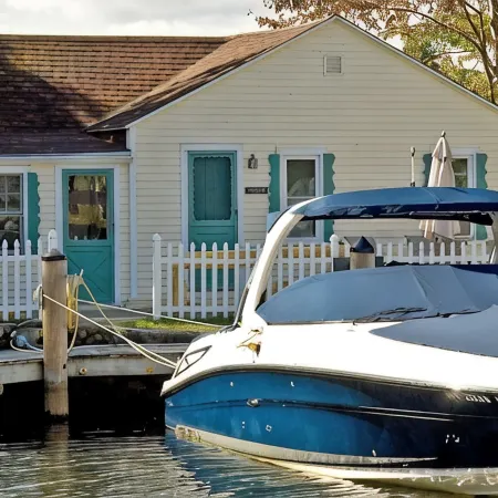 Squaw Lakefront Cottage minutes from Bank of NH Pavilion