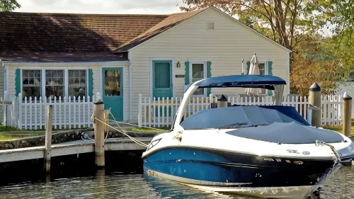 Squaw Lakefront Cottage minutes from Bank of NH Pavilion