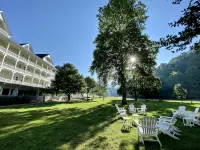 Whispering Pines Retreat-Newly Renovated Countryside Home