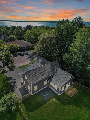 Walk to Shops & Lake/Hiking, EV Charger, Fire Pit! - 4 stjerner