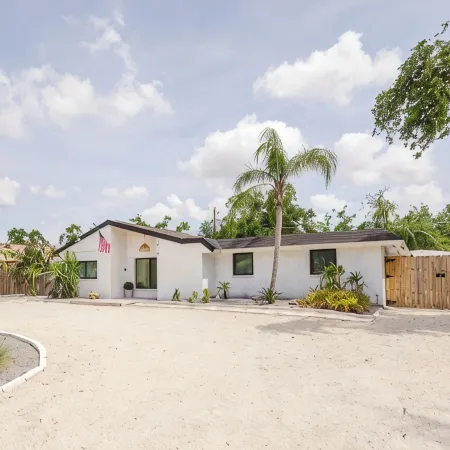 Downtown Heated Pool Tropical Paradise w/ Firepit + Pool Table!!