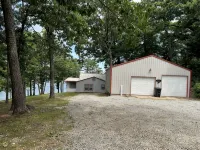 Updated 3 bedroom lakefront home offers privacy and comfort w dock on Grand Lake - 3 étoiles