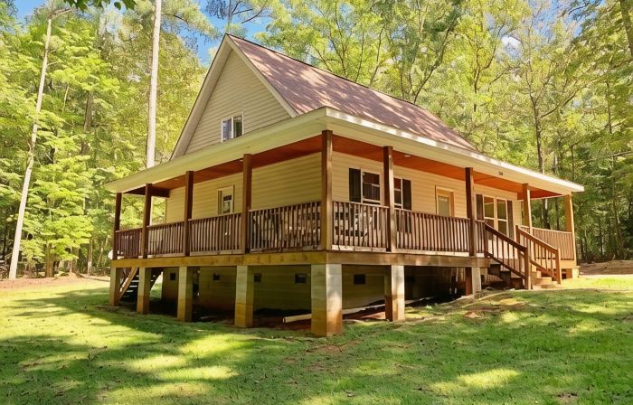 Lake Gaston Offshore Oasis! Cabin on huge property