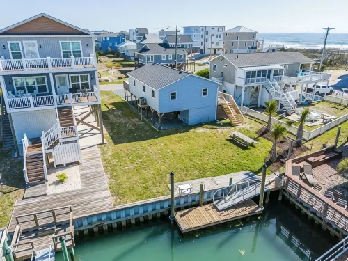 Steps to the Beach. Canal Front with New Dock. Clean, Cozy Getaway.