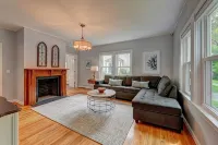 Colonial House, w/Yard,7min walk to Downtown Lenox