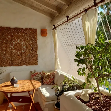 Large Secure 2 Bedroom Apartment with large pool steps to Mullins Beach