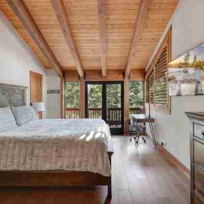 Luna Cabin - 5BR Hot Tub A/C Game Room EV Charger by Zen Living Rooms