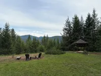 Cozy Retreat Chalet with Loft Bedroom & Fireplace – Near Nelson & Ski Hills - Hytter