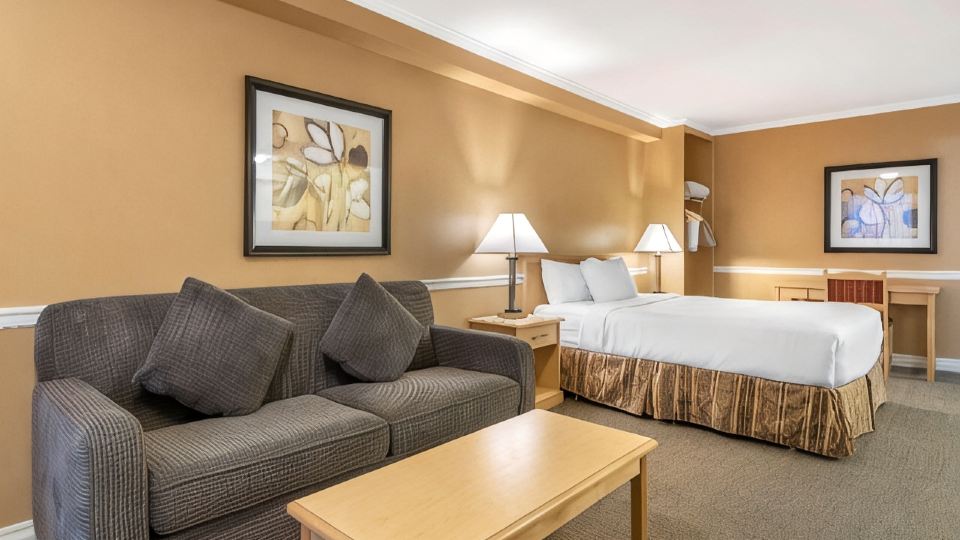 Econo Lodge Inn & Suites