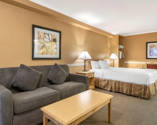 Econo Lodge Inn & Suites Hotels near Crawford