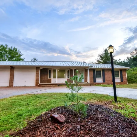 Fire Pit! Patio! Game Room! Hot Tub! Sun Room! Minutes to Baraboo & Dells