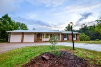 Fire Pit! Patio! Game Room! Hot Tub! Sun Room! Minutes to Baraboo & Dells - 4성급
