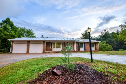Fire Pit! Patio! Game Room! Hot Tub! Sun Room! Minutes to Baraboo & Dells