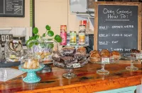 Remodeled Lofted Apartment over Ooey Gooey Café