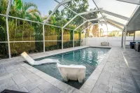 BRAND NEW, COVERED Heated Pool, Baja Ledge, Hot Tub, Large home PS5, WIFI, AC - Uima-altaat