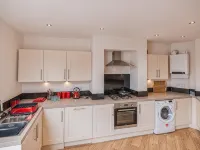 Town Centre Apartment Perfect Location with on-Street Parking - Apartments