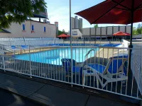 Kings Inn Near the Falls - piscina