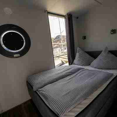 Houseboat Luv in Sonwik harbor with a view of Denmark Rooms