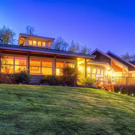 Enumclaw Estate, Scenic Views! Sleeps12,HotTub,Sauna, 1hr Frm Rainier & Crystal