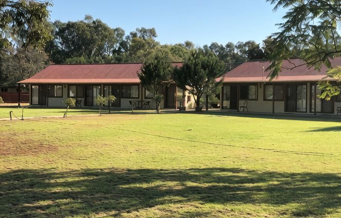 Outback Quarters Motel Hay and Restaurant
