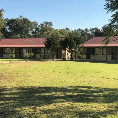 Outback Quarters Motel Hay and Restaurant