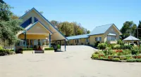 Willows Motel - parking