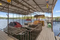 SUPER CLEAN! - Great Cove! on 8mm w/ SUP & Kayak, dock w/ waterslide & tiki bar - 民宿