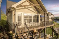 Waterfront family home on Smith Lake - プール