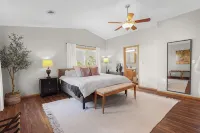 Spacious 6-Bed 3-Bath Retreat Next to park—ideal for Family & Group Getaways