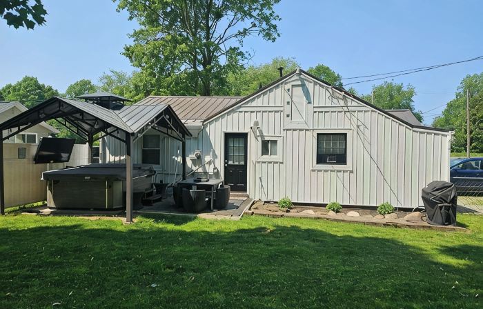 The White House w/ Hot Tub Portage Lakes Fenced Yard Pet-Friendly!