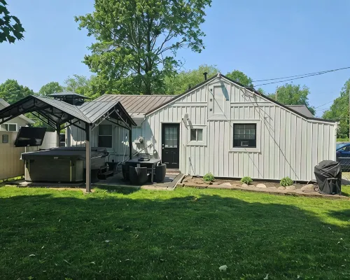 The White House w/ Hot Tub Portage Lakes Fenced Yard Pet-Friendly! グリーンのホテル