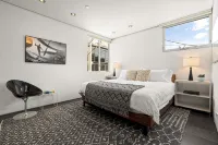 Dreamy Venice Beach 5BR House with Rooftop & Steps to Beach - balcony