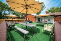 Spacious 5-bedroom house with Jacuzzi, Game room & WIFI in delightful Southfield - ห้องครัว