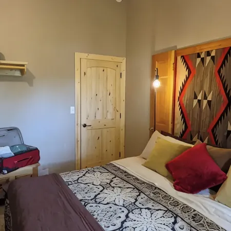 Cozy Charming Convenient Lake Street Retreat Отели в г. Сандпойнт